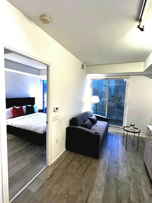 Comfort-Doppel- oder -Zweibettzimmer, Balkon | Wohnbereich