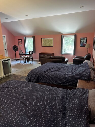 Loft studio in charming Sewanee! Directly on Mt Goat Trail minutes from downtown