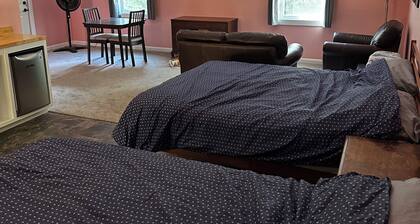 Loft studio in charming Sewanee! Directly on Mt Goat Trail minutes from downtown