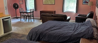 Loft studio in charming Sewanee! Directly on Mt Goat Trail minutes from downtown
