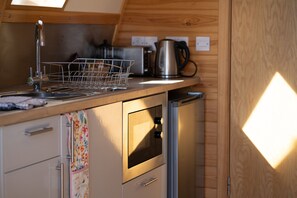 Cafetera/tetera, refrigerador, microondas, tetera/pava eléctrica