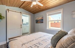 WiFi, bed sheets - Flagler Beach Cottage. Cottage 2 (Flagler Beach)