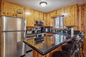 Wasserkocher mit Kaffee-/Teezubehör, Kühlschrank, Mikrowelle, Ofen