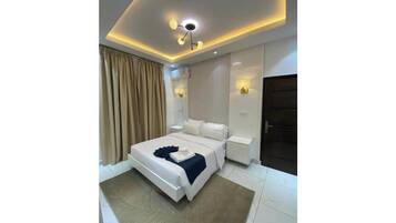 Iron/ironing board, WiFi, bed sheets