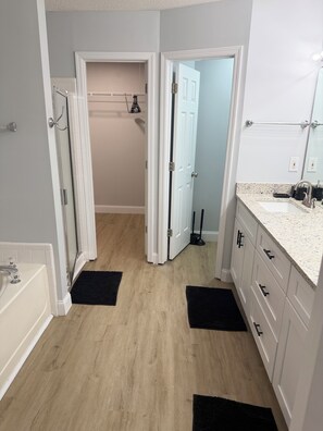 Hair dryer, towels, shampoo - “3BR Townhome w/ Game Room  Pool Table + Garage” (Norcross)