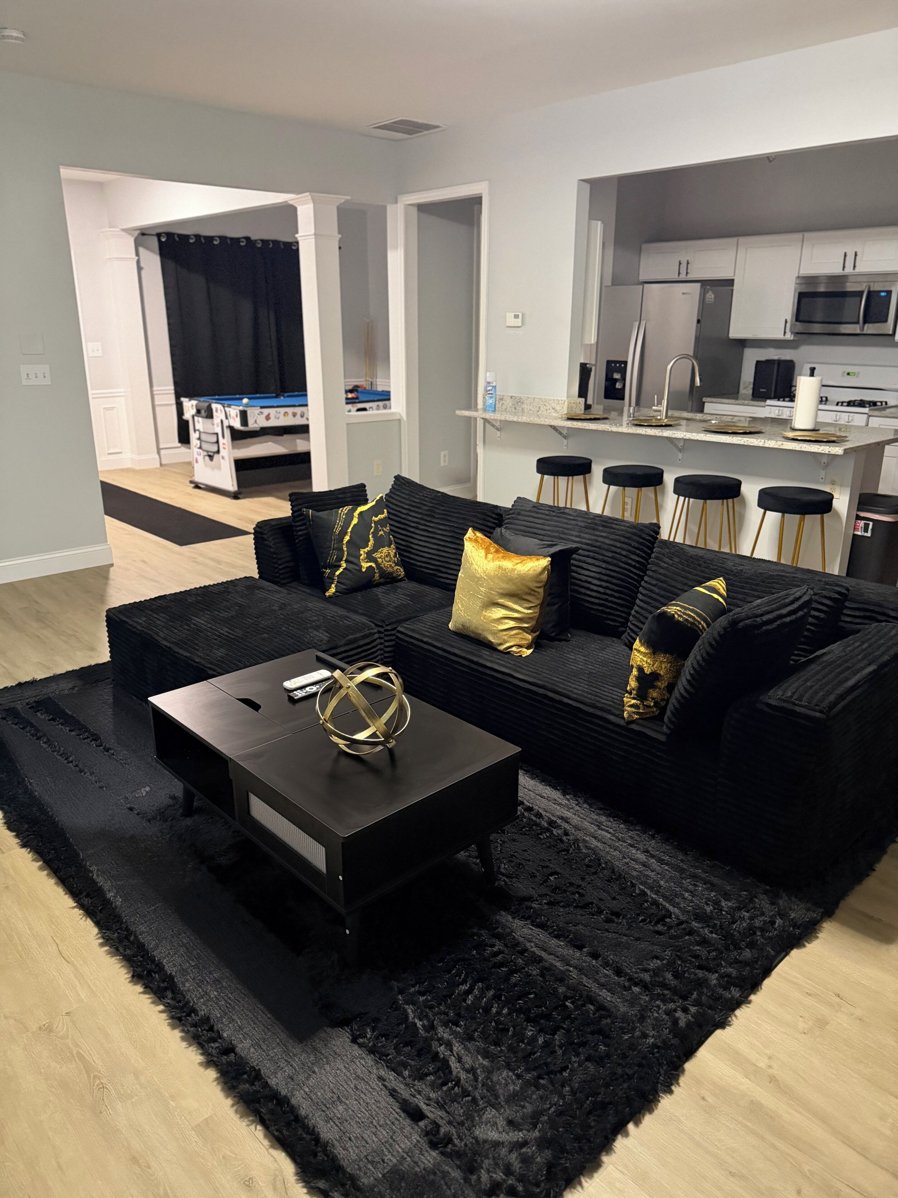 Smart-TV, Kamin, Videospiele, Tischtennisplatte