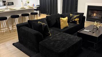 Een smart-tv, een open haard, videogames en een tafeltennistafel