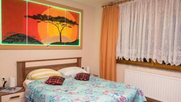 Twin Room (Twin Room With Shared Kitchen And Bat) | 3 bedrooms, free WiFi