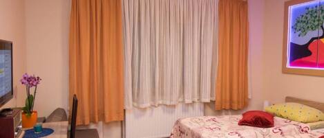 Twin Room (Twin Room With Shared Kitchen And Bat)