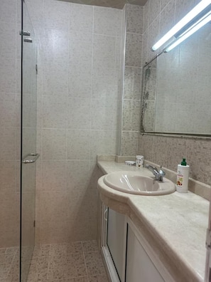Sèche-cheveux, bidet, serviettes fournies, savon