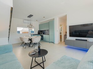 빌라 (Three Bedroom Villa with Outdoor Swim) | 거실 | 디지털 채널 시청이 가능한 32인치 평면 TV