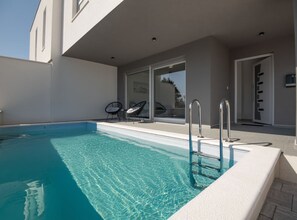 빌라 (Three Bedroom Villa with Outdoor Swim) | 야외 수영장 | 시즌별로 운영되는 야외 수영장, 일광욕 의자