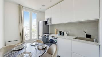 Apartment | Private kitchen | Fridge, microwave, oven, stovetop