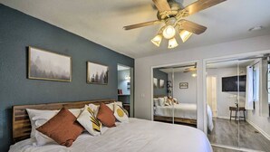 A bedroom with a bed, a ceiling fan, and a mirror. - Spacious, Cozy 3 Bedroom 2 bath North End Home (Tacoma)