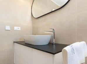 Huvila (Villa Mate With Pool And Olive Grove) | Kylpyhuone