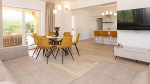 Villa (Villa Mate With Pool And Olive Grove) | Oppholdsrom | En 32-tommers Flatskjerm-TV med kabel-kanaler