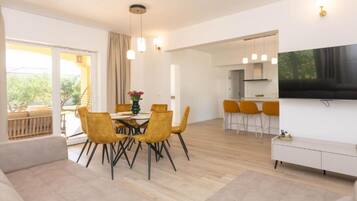 Villa (Villa Mate With Pool And Olive Grove) | Living room | 32-inch flat-screen TV with cable channels