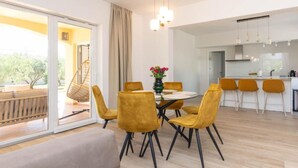 Villa (Villa Mate With Pool And Olive Grove) | Oppholdsrom | En 32-tommers Flatskjerm-TV med kabel-kanaler