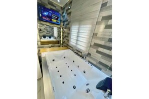 Shower, bidet, towels, soap - Vrbo Property (Yaoundé)