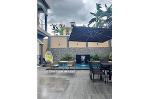 Outdoor dining - Vrbo Property (Yaoundé)