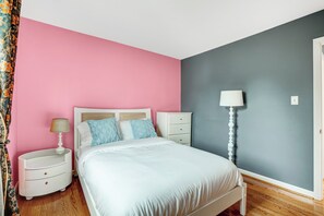 WiFi, bed sheets - Pink Bedroom Crystal City, Amazon HQ-Walk to METRO (Arlington)
