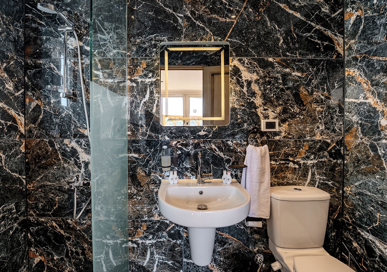 Suite Deluxe, balcon, vue sur le fleuve | Salle de bain | Douche, séchoir à cheveux, serviettes fournies, savon