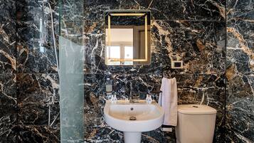Suite Deluxe, balcon, vue sur le fleuve | Salle de bain | Douche, séchoir à cheveux, serviettes fournies, savon