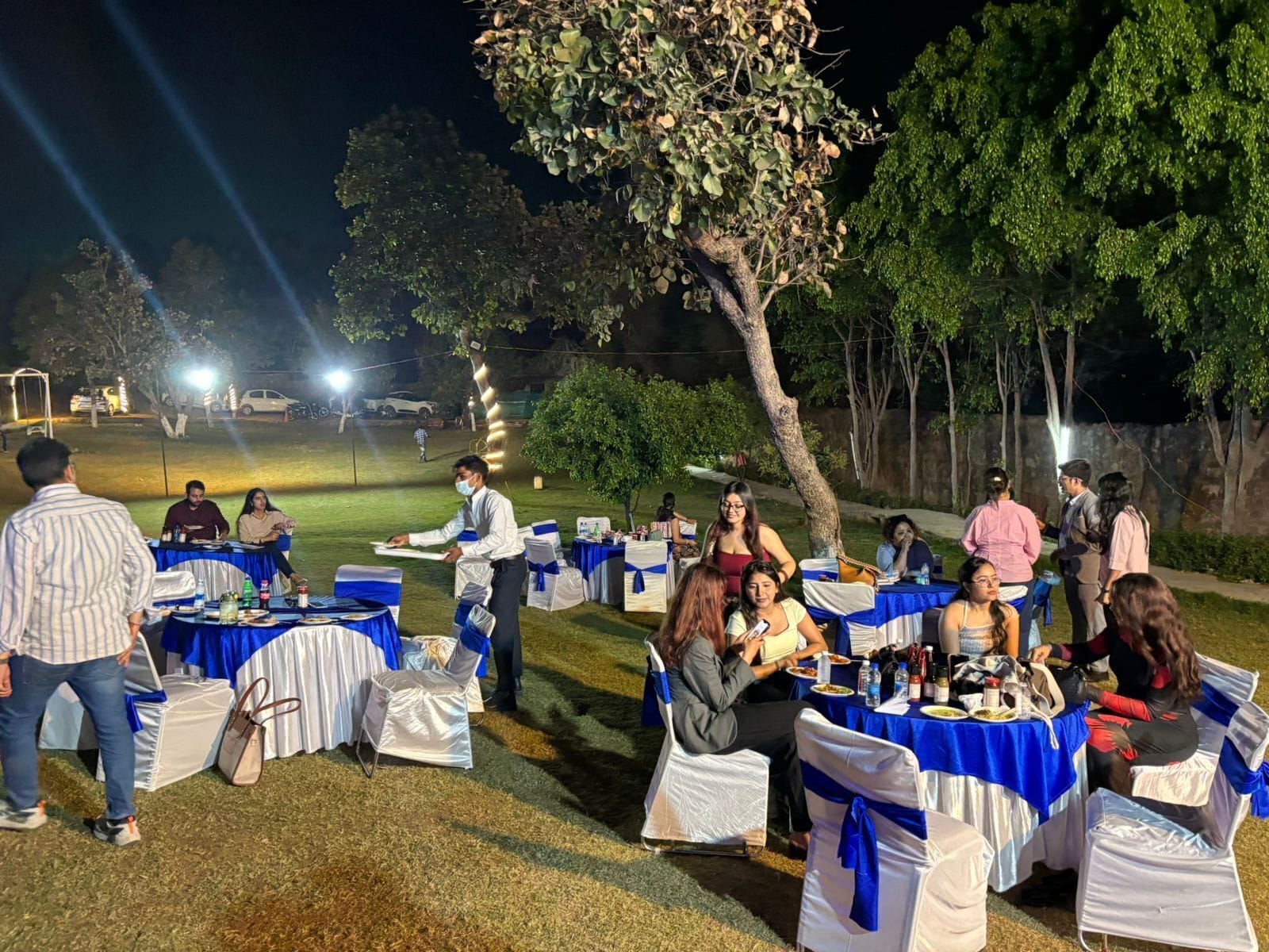 Evento ao ar livre com mesas e cadeiras montadas para os convidados.