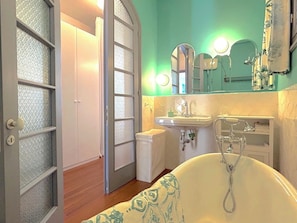 Bathroom - Chic 5BR Seaside Pasalimani Apt Next to Marina Zea (Pireas)