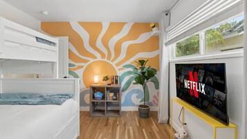 Schreibtisch, Bügeleisen/Bügelbrett, Reisekinderbett, WLAN
