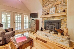TV, fireplace, DVD player, offices - Four Cubs in the Creek Cabin (Sautee Nacoochee)