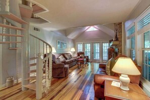 TV, fireplace, DVD player, offices - Four Cubs in the Creek Cabin (Sautee Nacoochee)