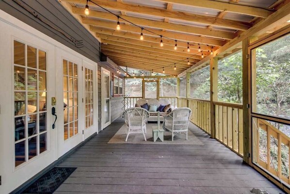 Terrace/patio - Four Cubs in the Creek Cabin (Sautee Nacoochee)