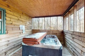 Interior - Lazy Bear Cabin 1 Stay (Sautee Nacoochee)