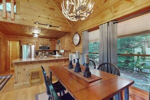 Coffee/tea maker, fridge, microwave, oven - Timber Ridge Retreat (Blue Ridge)