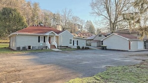 Une rangée de maisons de plain-pied avec des garages attenants, une allée pavée et une pelouse.