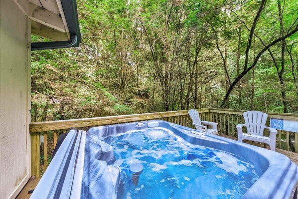Outdoor spa tub - Dogwood Creekside Stay (Blue Ridge)
