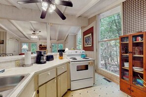 Coffee/tea maker, fridge, microwave, oven - Dogwood Creekside Stay (Blue Ridge)