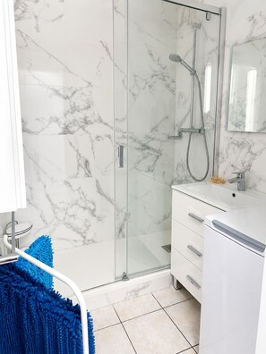 Dusche, Haartrockner, Handtücher, Seife
