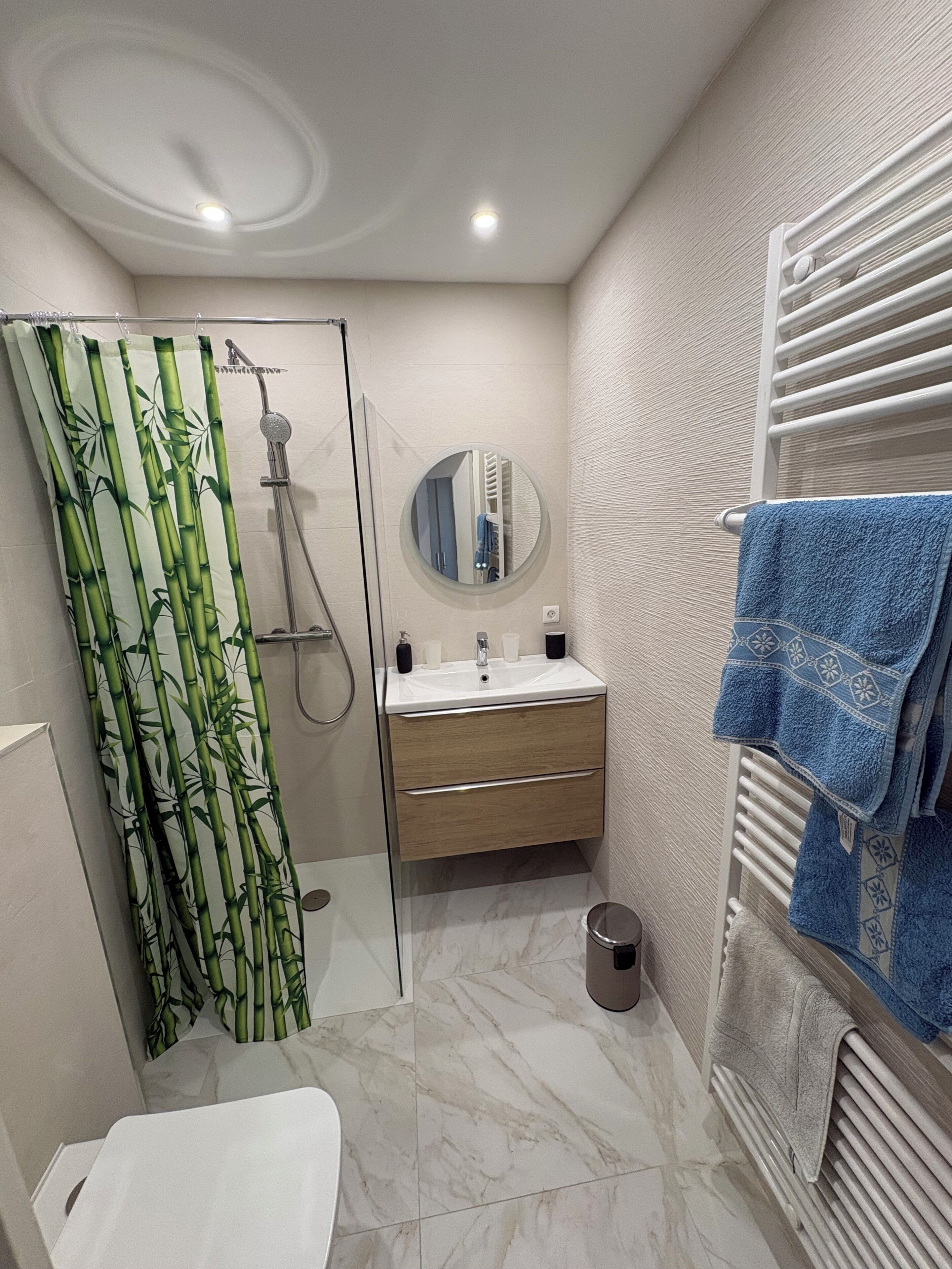 Een douche, een haardroger, handdoeken, zeep