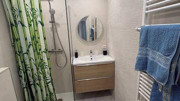 Een douche, een haardroger, handdoeken, zeep