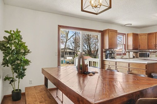 Premier Center Retreat | 4BR | Sleeps 12