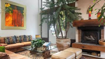 Family Cottage, City View | Living area