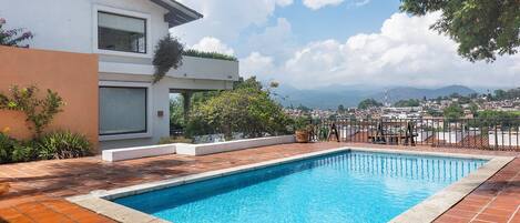 Una piscina al aire libre