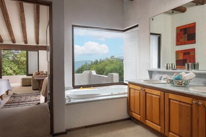 Charm and Comfort in Valle de Bravo