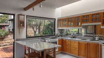 Family Cottage, City View | Private kitchen