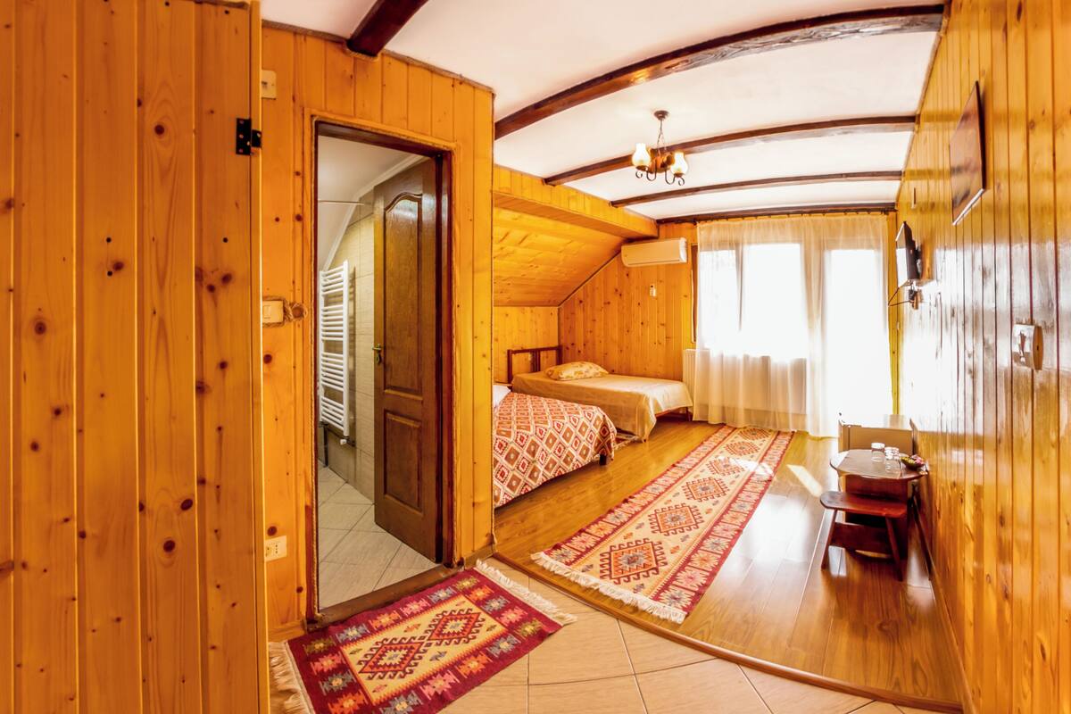 Triple Room, Balcony | Minibar, WiFi (free), bed sheets