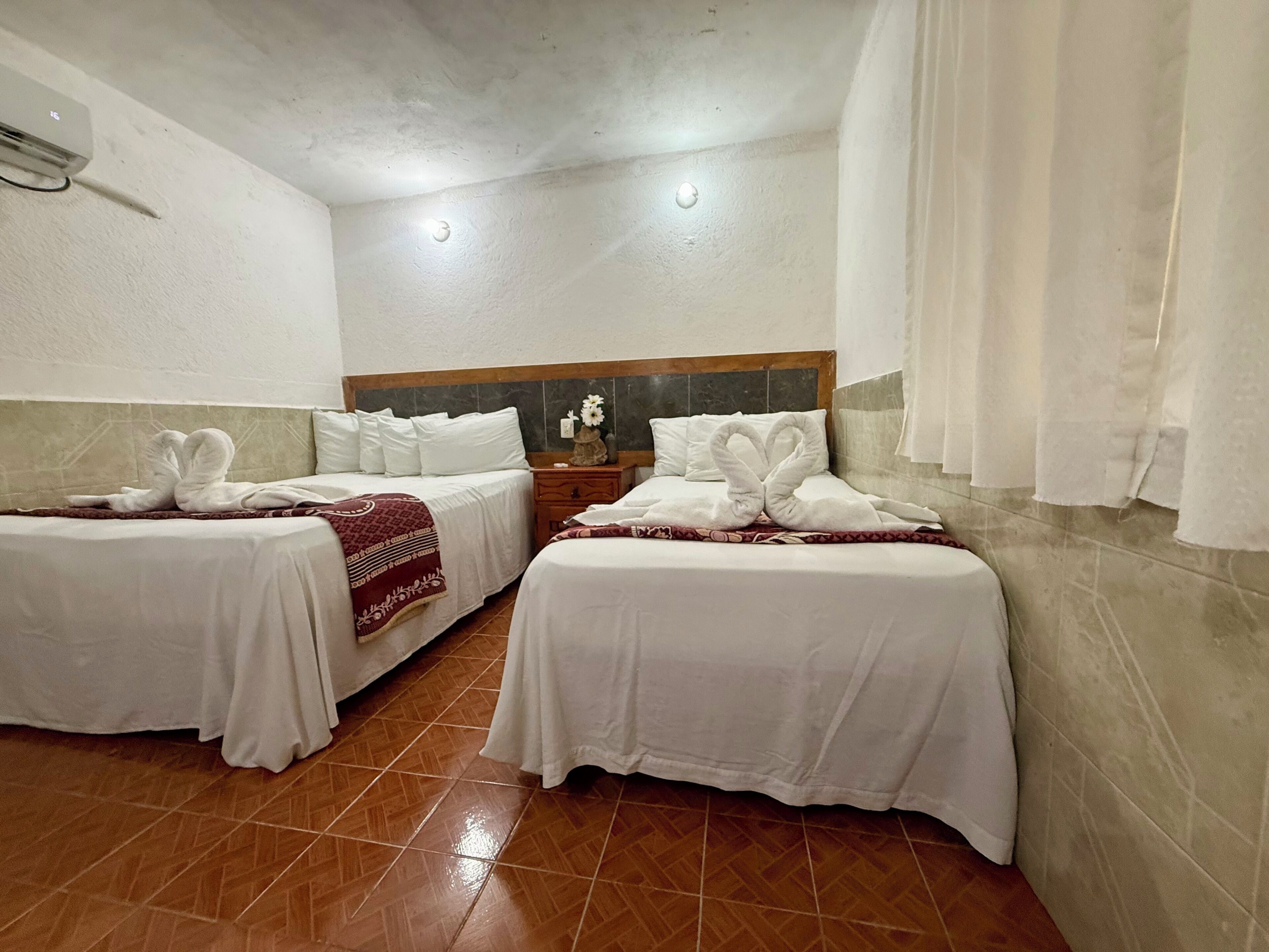 Escritorio, wifi gratis y ropa de cama 