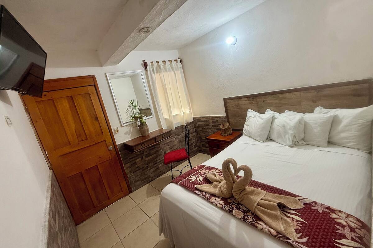 Quarto casal luxo | Escrivaninha, Wi-Fi de cortesia, roupa de cama
