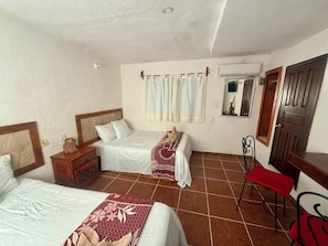 Deluxe Quadruple Room, Garden View | Meja, Wi-fi percuma, cadar katil 